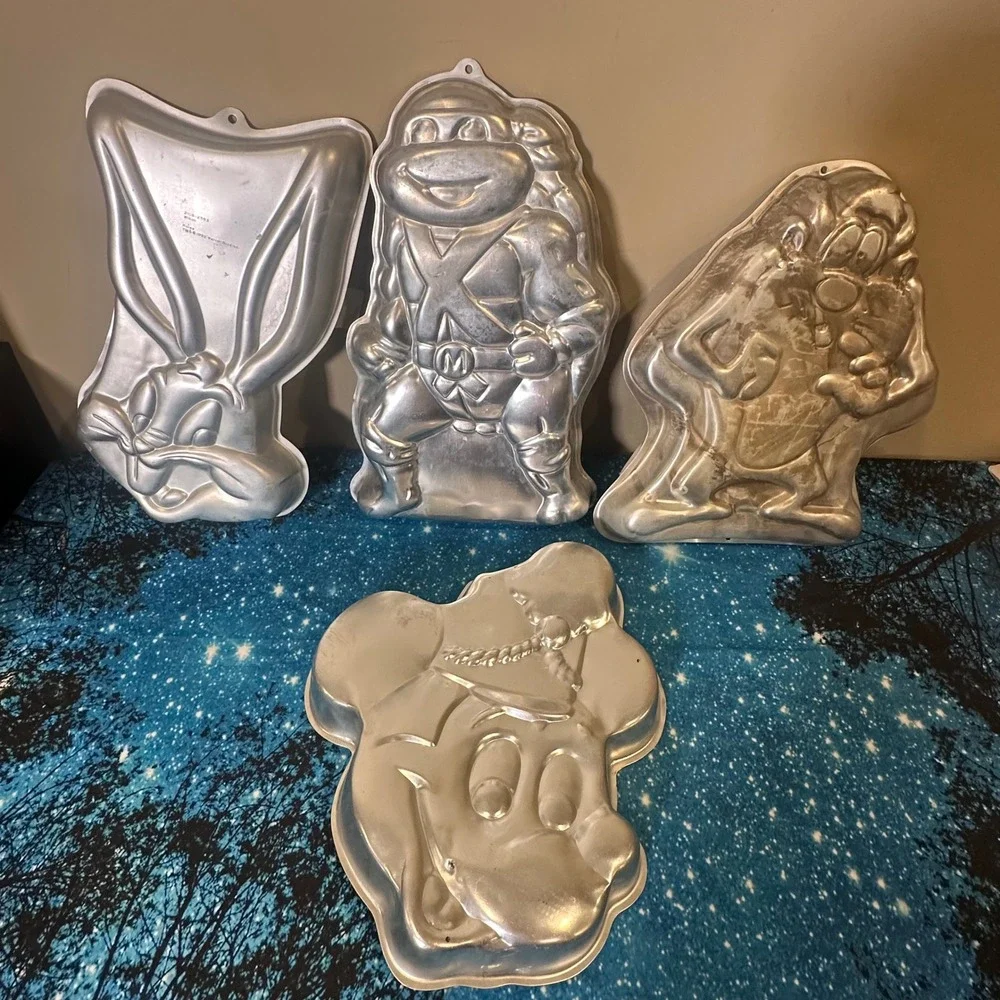 Wilton Vintage Cake Pan Lot of 4 Tmnt, bugs bunny, Mickey, Taz,